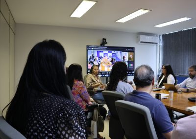 Professora Elmira Simeão fala durante reunião entre o Projeto Olimpíadas Científicas e a SEDF, com participação presencial e remota.