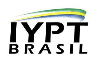 Logotipo do IYPT Brasil com um traço curvo nas cores da bandeira brasileira acima do texto.